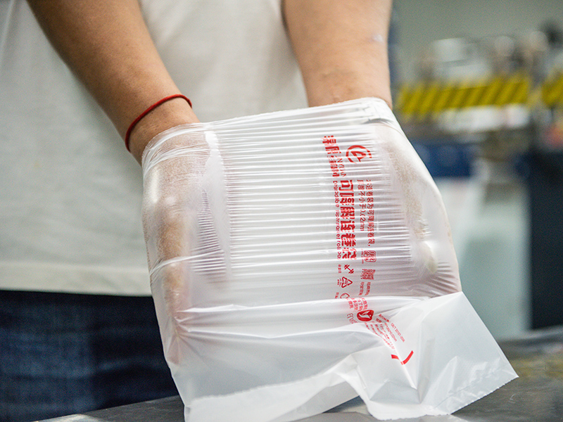 降解塑料袋定制生產(chǎn)五個(gè)步驟流程